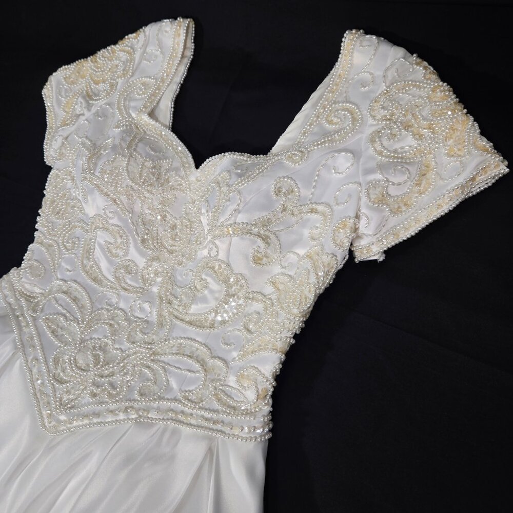 Vintage FOREVER YOURS 80s White Embroidery Bead- Bow Wedding Gown Dress Size 10. - Picture 9 of 17